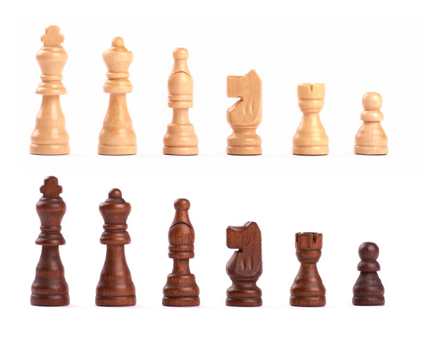 一组黑白木制棋子，在白色背景上孤立地站成一排图片下载