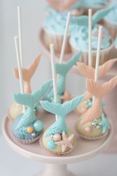 美人鱼纸杯蛋糕和粉色和绿松石色的饼干图片下载