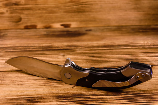 在木桌上打开折叠刀图片下载