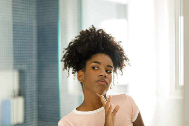 一个十几岁的女孩看着镜子里的自己图片下载