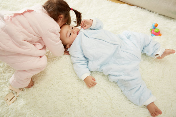 在幸福家庭客厅的插图中，一个小女孩和一个小男孩在沙发上玩耍图片下载