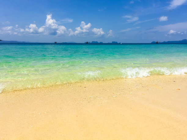 夏天的大海。这张照片是在泰国岛上的海边拍摄的。在图中你可以看到浅蓝色的海，深蓝色和深蓝色形成了鲜明的对比。清澈的海水直到你看清楚下面的沙子你会看到sm图片下载