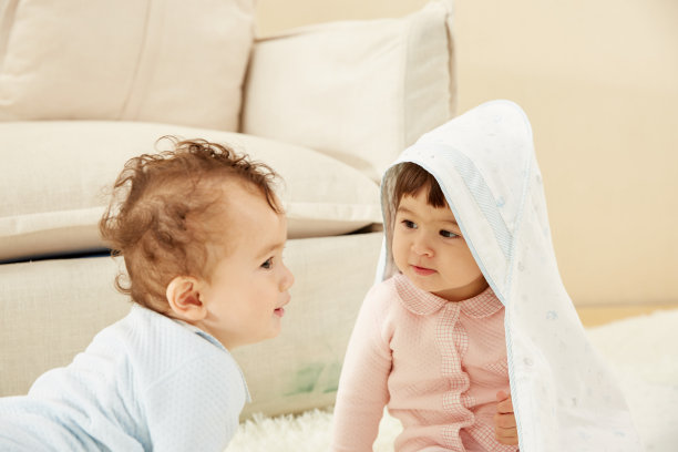 在幸福家庭客厅的插图中，一个小女孩和一个小男孩在沙发上玩耍图片下载