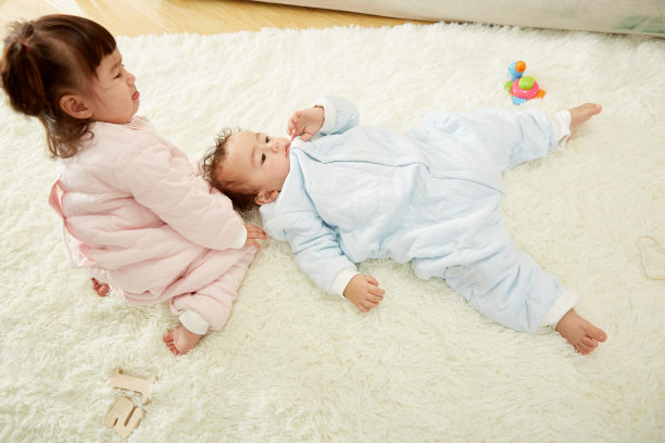 在幸福家庭客厅的插图中，一个小女孩和一个小男孩在沙发上玩耍图片下载