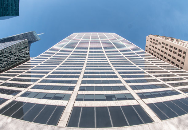 布赖恩特公园附近的建筑和树木的广角向上视图。纽约,美国图片下载