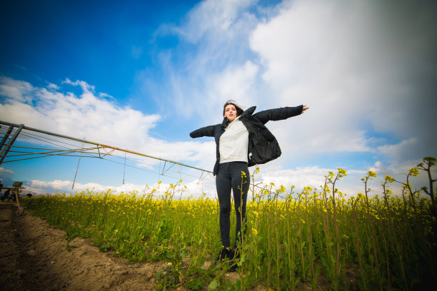年轻的模特在郁金香地里图片下载