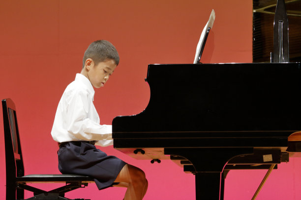 日本男孩在舞台上弹钢琴(小学四年级)图片下载
