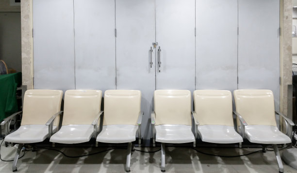 这些椅子可以用来代表面试或候诊室。图片下载