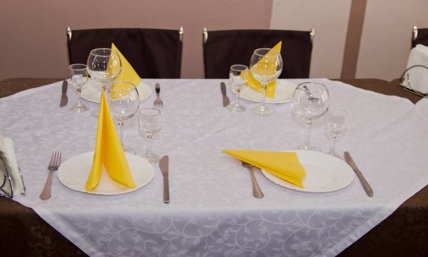 餐厅里供四人用餐的桌子图片下载