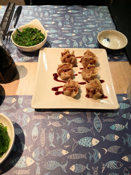 寿司晚餐配虾饺图片下载