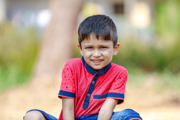 在户外玩耍的印度小孩图片下载