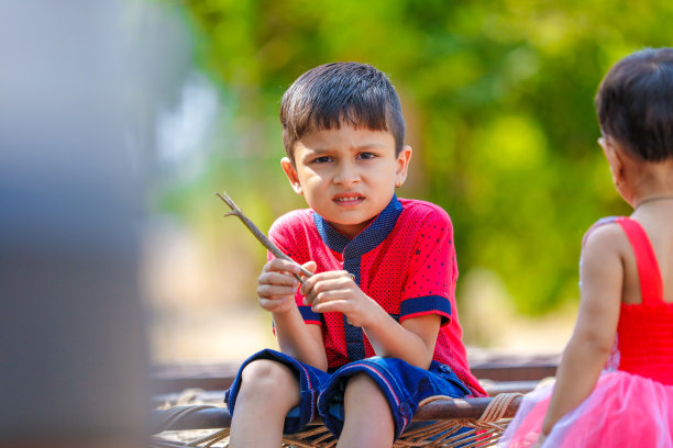 在户外玩耍的印度小孩图片下载
