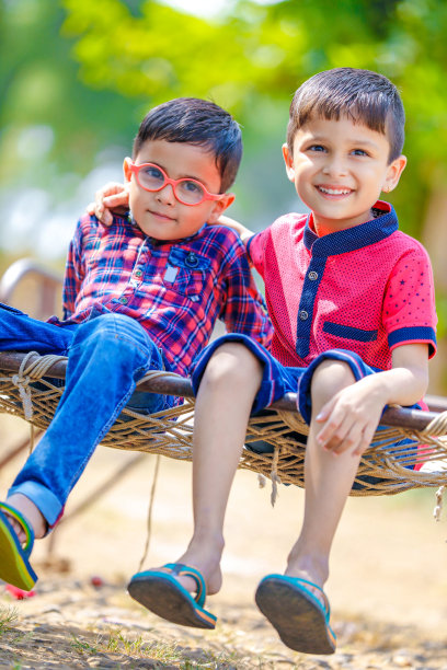 在户外玩耍的印度小孩图片下载