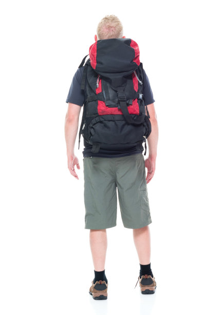 迷人的年轻男性徒步旅行者向上看图片下载