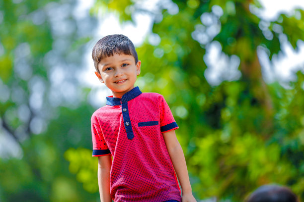 在户外玩耍的印度小孩图片下载