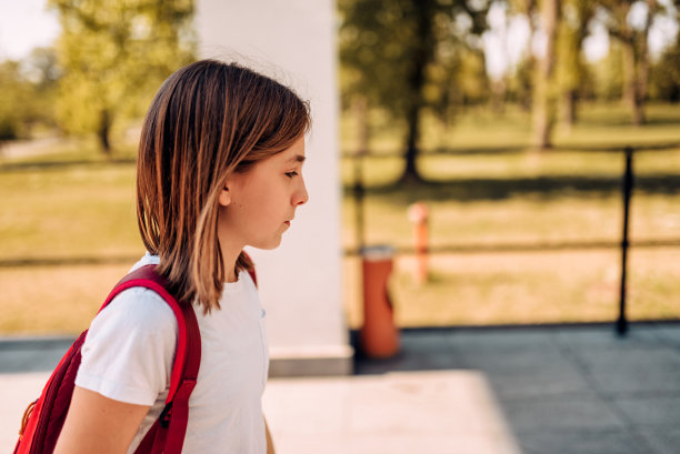 去上学的女孩图片下载
