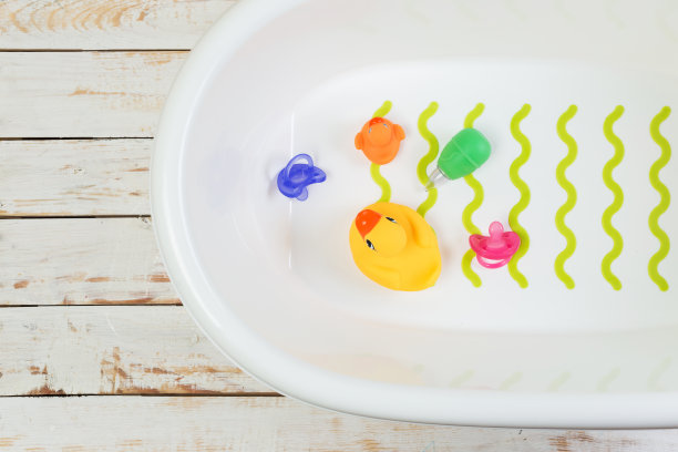 橡皮鸭在宝宝洗澡图片下载