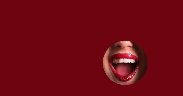 红唇和闪亮的微笑透过洞在红色的纸背景。化妆师，美容化妆品销售。春天，妇女节的概念。美容院广告横幅，有文案空间图片下载