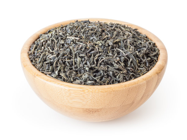 干绿茶在木碗孤立在白色背景与修剪路径图片下载