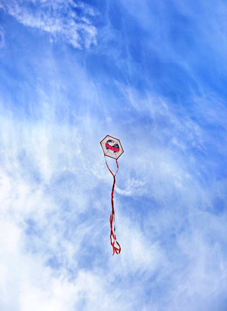 风筝在蓝天飞翔-希腊清洁星期一的风筝图片下载