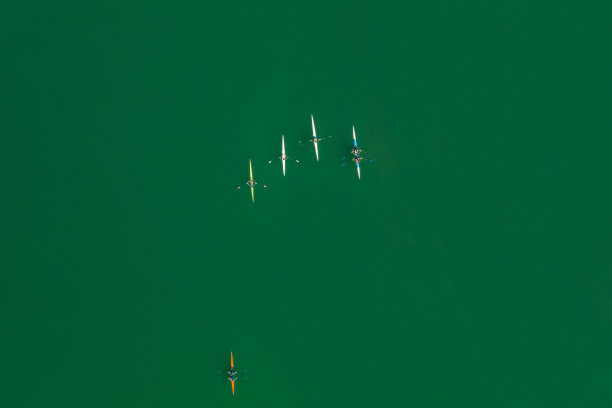 水上运动，绿色湖上的皮划艇比赛图片下载