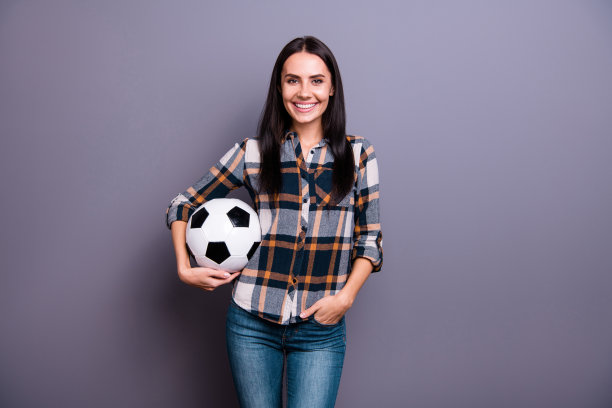 特写照片惊人的美丽，她，她的女士，手，手臂，皮革，足球，足球，想要开始，开始练习，训练，穿休闲牛仔裤，牛仔，格子，格子衬衫，孤立的灰色背景图片下载