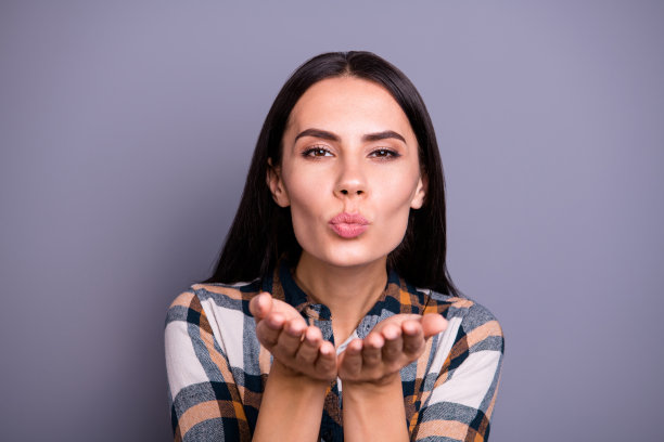 特写照片迷人的华丽的青春送飞吻吸引男孩男性约会手势手握感到满意的内容偷拍孤立在银色的背景穿着格子衣服春天图片下载