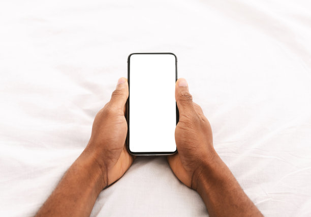 一个年轻人拿着黑屏的平板电脑图片下载