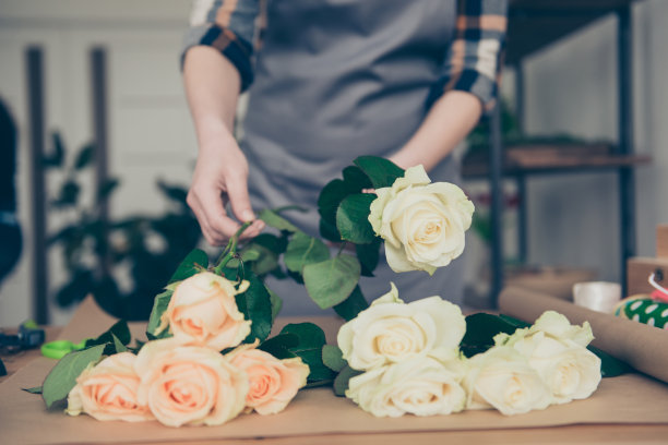 裁剪视图照片肖像熟练的好迷人的个体经营的人橙色的惊喜3月8日14日自然花卉植物艺术时尚的格子衬衫室内工作休闲风格图片下载