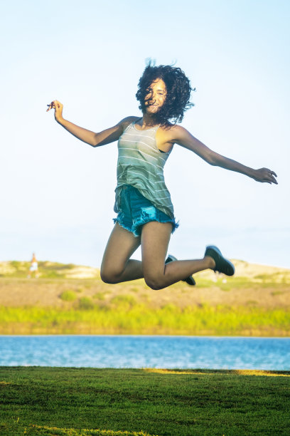 小女孩在公园里跳图片下载