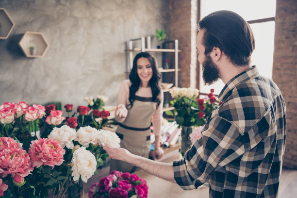 特写照片美丽的她她的女士询问建议买买家他他的他有男子气概的家伙好服务组成手工束鲜花节日情人节3月8日小花店室内房间图片下载