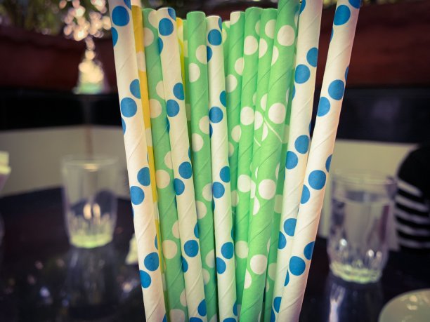 彩色的玻璃稻草堆图片下载