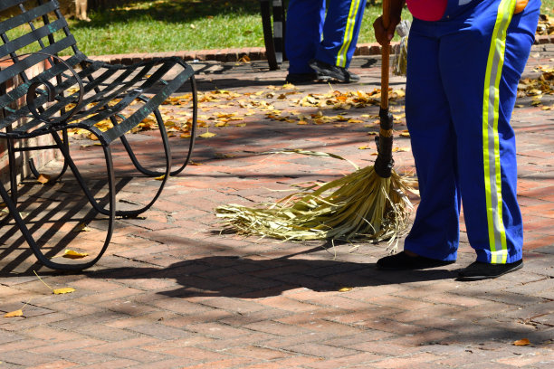 多米尼加共和国夏天，人们在公园的金属长凳旁清扫图片下载
