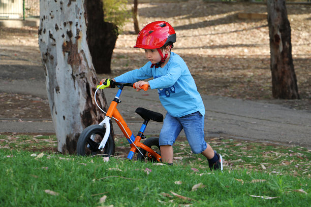 小男孩在吃黄瓜图片下载