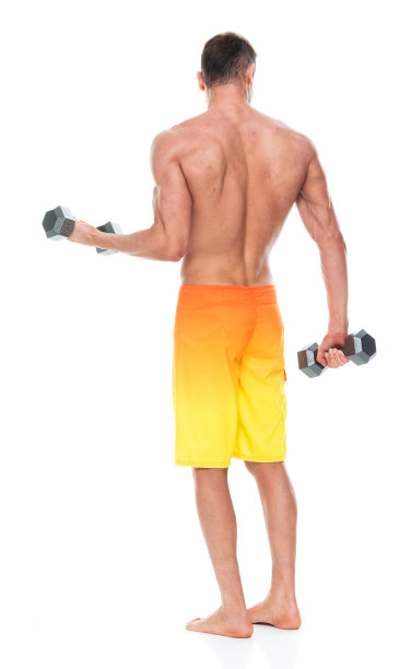 有吸引力的肌肉男人谁是赤膊和穿着冲浪短裤，是在锻炼图片下载