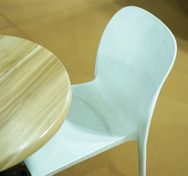 白色的桌椅图片下载