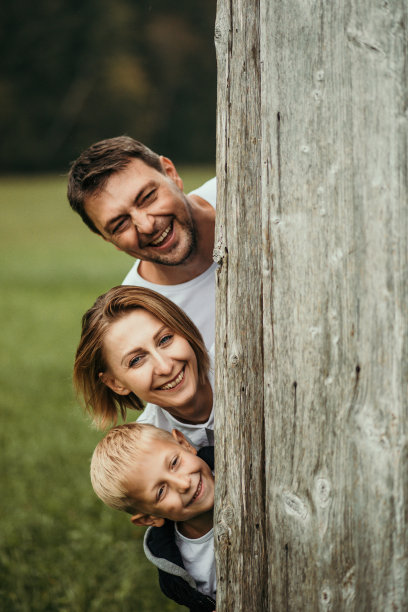 幸福的家庭在大自然里，背后的谷仓图片下载