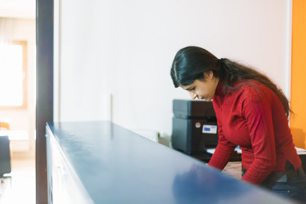 接待大厅的年轻员工图片下载