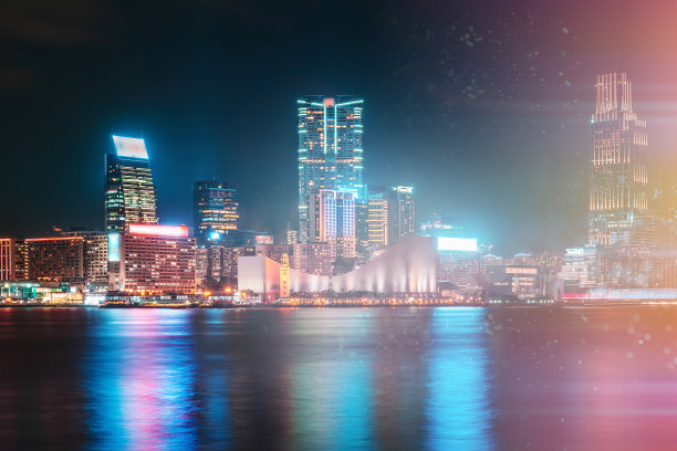 抽象的以城市为背景的彩色圆形散景。双重曝光图片下载