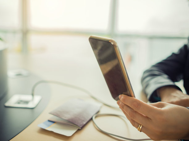 一个女人在等他的航班，还在打电话图片下载