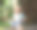 一个小女孩在树林里抬头看图片下载