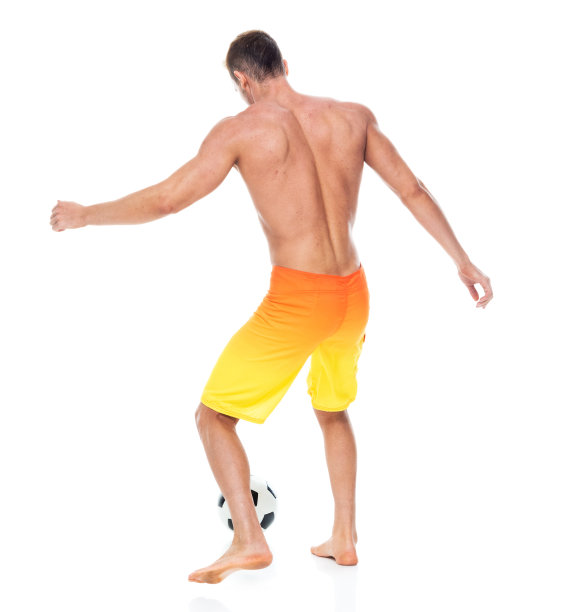 帅气的男人，他赤膊上阵，穿着短裤，还有一个足球图片下载