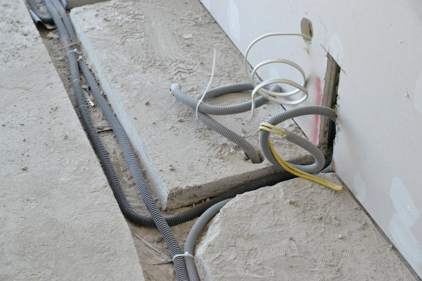 安装在地板和墙壁的绝缘电缆图片下载