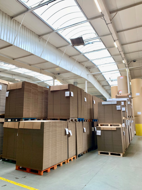 普通仓库中的瓦楞纸板托盘图片下载