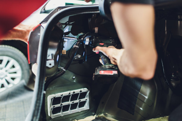 修理工在维修站将汽车大灯灯与损坏的汽车进行匹配。图片下载