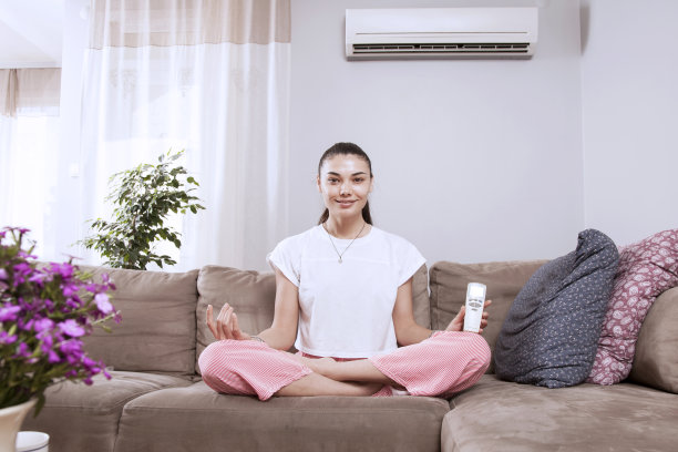 用空调遥控器的女人图片下载
