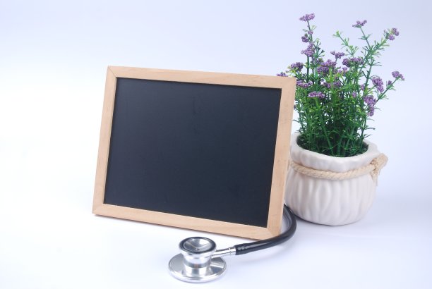 空白的黑板和铃钟图片下载