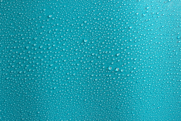 蓝色背景上的水滴。抽象蓝色湿纹理。图片下载