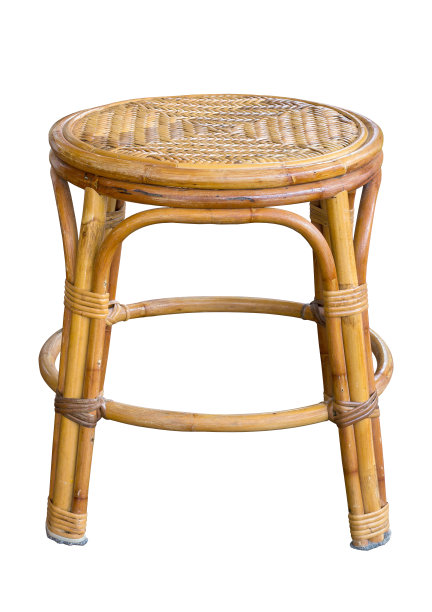 柳条椅孤立在白色的小路上图片下载