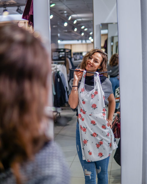 看着镜子，看看衣服是否合身，试着穿图片下载